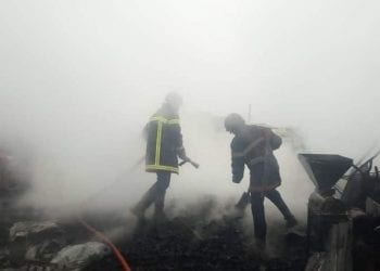 Intervention des sapeurs pompiers pour éteindre le feu au marché des vivres de Bamenda en feu
