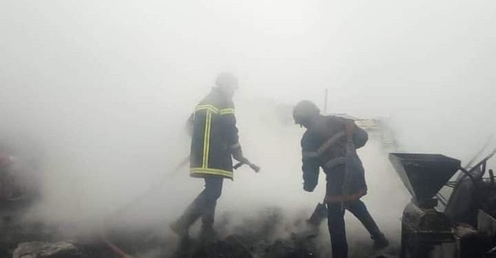 Intervention des sapeurs pompiers pour éteindre le feu au marché des vivres de Bamenda en feu