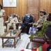 Madame Nalova Lyonga en réunion avec les autorités locales de la ville de Kribi