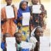 des enfants recevrants leurs actes de naissances, à l'extrême nord
