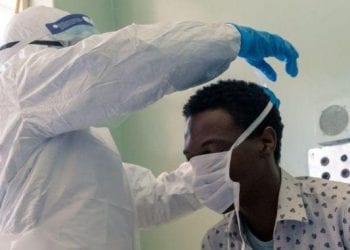 Un patient atteint de covi-19, en consultation