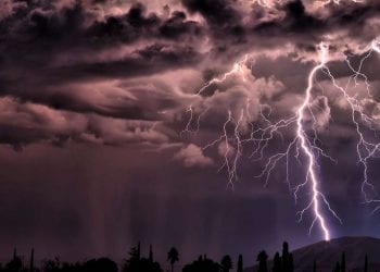 de la foudre dans un ciel orageux