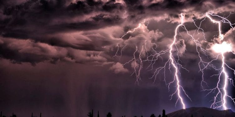 de la foudre dans un ciel orageux