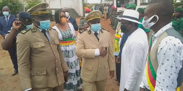 Des jeunes répondent au préfet du département de l'Océan, à Kribi