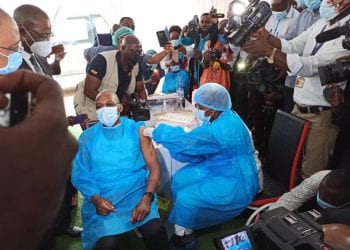 Le Ministre de la santé publique du Cameroun s'est fait vacciner