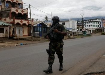 Un militaire assurant la sécurité dans le cadre de la crise anglophone au Cameroun