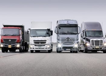 Des camions de transport de marchandises