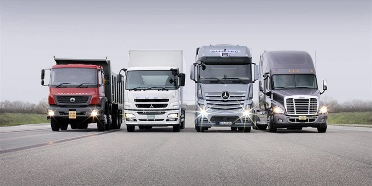 Des camions de transport de marchandises