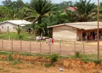 Les populations envahissent le domaine du lycée de Dombè