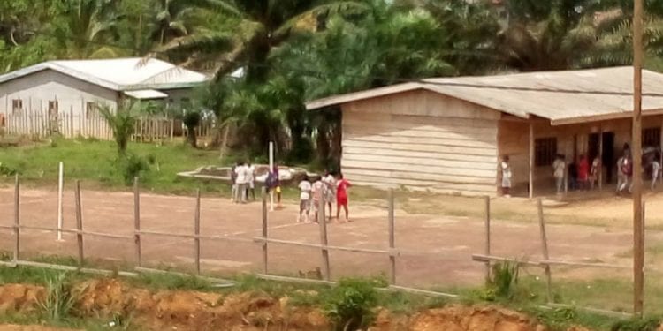 Les populations envahissent le domaine du lycée de Dombè
