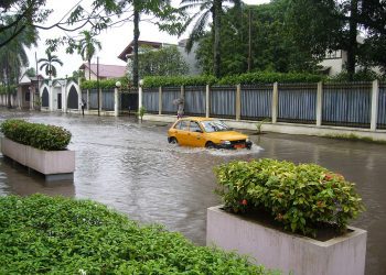 Quartier de la ville de Douala après un orage