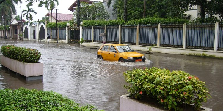 Quartier de la ville de Douala après un orage