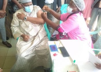 L Préfet du département de l'Océan se fait vacciner à Kribi