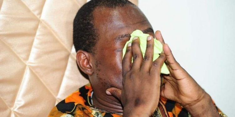 Martin Camus Mimb fond en larmes dans le cadre d'une affaire de moeurs