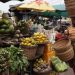 Un marché de vivres frais au Cameroun