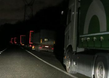 Image d'illustration des camions de transport de marchandises dans la nuit