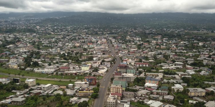 This areal view taken on October 5, 2018 shows the city of Buea, the capital of Cameroon's majority English-speaking southwest region, on October 05, 2018.  / AFP PHOTO / FLORIAN PLAUCHEUR