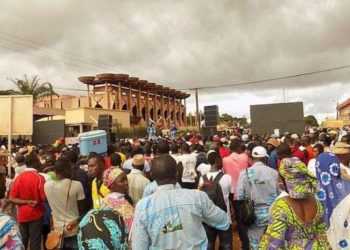Man has sex in public with mad woman in Bafoussam