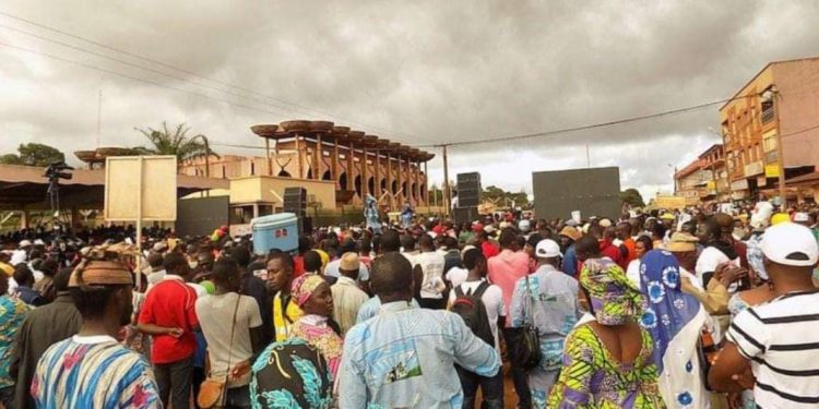 Man has sex in public with mad woman in Bafoussam