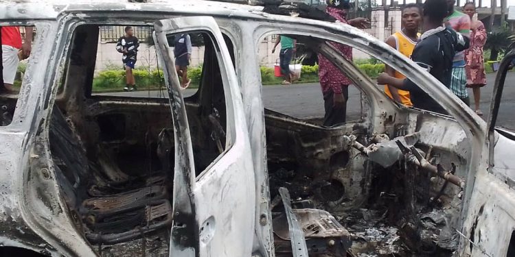 Cameroon Separatist deadly attack in Muea, Buea leaves three dead, car burned. Watch video