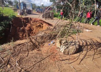 Kumbo-Ndop road splits Cameroon