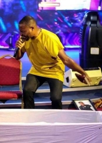 Ressurrection scene from a drama in Nigerian church sparks debate online