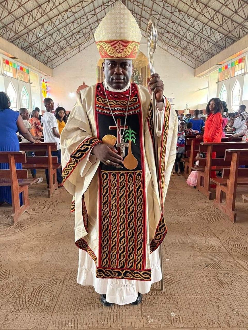 The attention-grabbing Pontifical vestment adorned by Bishop Aloysius Fondong Abangalo of the Diocese of Mamfe features intricate embroidery inspired by the vibrant traditional toghu Regalia of the Northwest region.