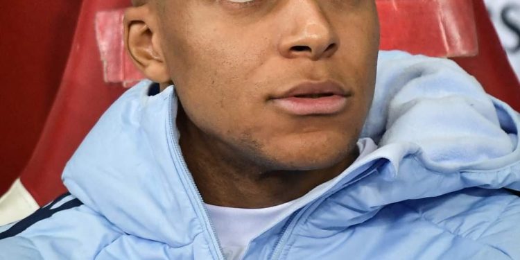 L'attaquant du Real Madrid Kylian Mbappé regarde le match de football de l'UEFA Champions League entre le LOSC Lille et le Real Madrid CF au stade Pierre Mauroy de Lille, le 2 octobre 2024. Photo by Firas Abdullah/ABACAPRESS.COM - Photo by Icon Sport