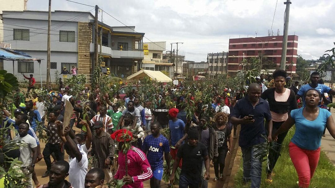 Demonstrators march during a protest against perceived discrimination in favour of the country's francophone majority on September 22, 2017 in Bamenda, the main town in northwest Cameroon and an anglophone hub. - Several thousand demonstrators took to the streets in English-speaking parts of Cameroon in protest at perceived discrimination in favour of the country's francophone majority, concurring sources said. English-speakers have long complained that Cameroon's wealth has not been shared out fairly and that they suffer discrimination. (Photo by STRINGER / AFP)