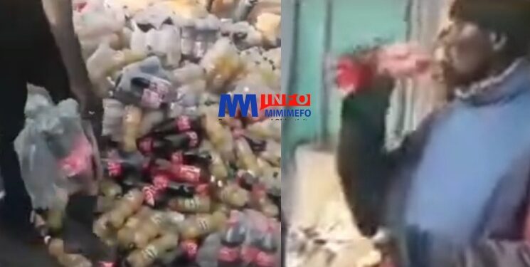 Bonaloka : Des camerounais se délectent des jus périmés jetés dans une poubelle