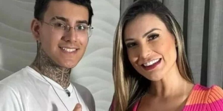 Une influenceuse brésilienne recrute son fils comme cadreur pour ses vidéos adultes.