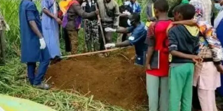 Nkongsamba : La dépouille d'un homme enterré il y a deux ans a été retrouvé hors de sa tombe.