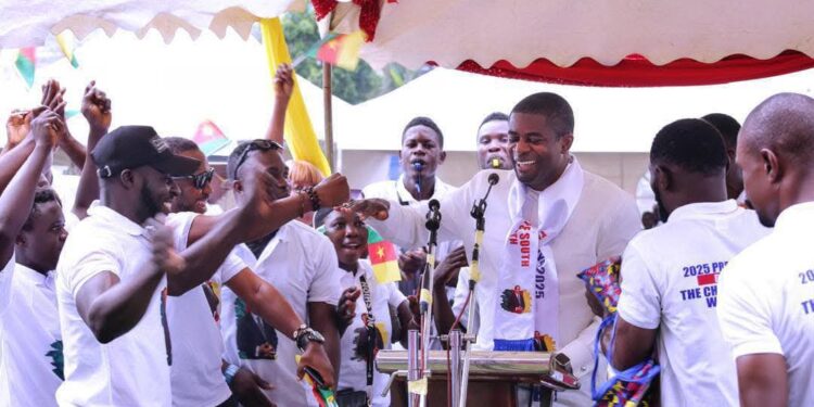 Des jeunes du Sud-Ouest offrent 5 millions FCFA pour soutenir la campagne électorale de Paul Biya