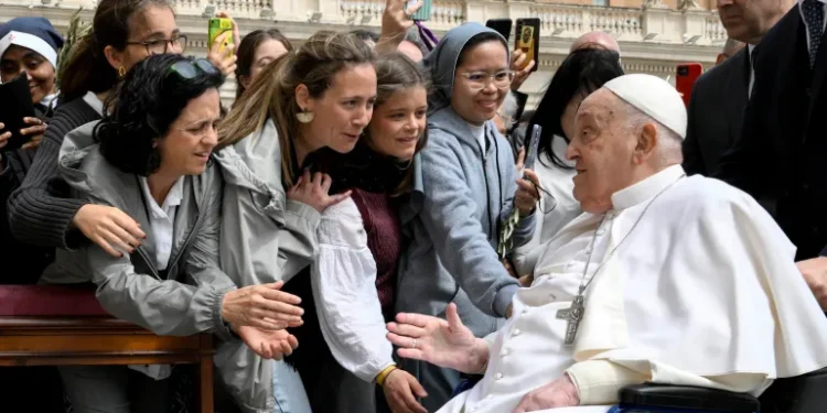Pope Francis greets crowds on Palm Sunday