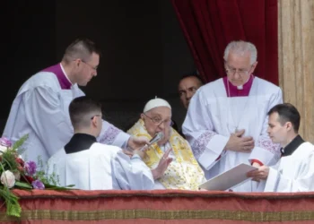 Pope Francis speaks the Easter blessing 