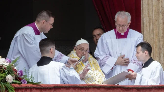 Pope Francis speaks the Easter blessing 