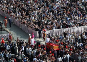 Crowds gather to pay respects to Pope Francis