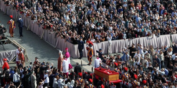 Crowds gather to pay respects to Pope Francis