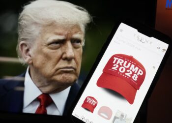 Trump starts selling hats