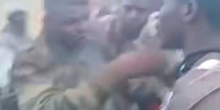 Plusieurs cas signalés de disparitions de pénis après des salutations à Yaoundé