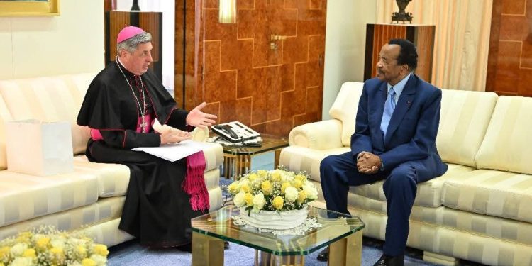 Paul Biya reçoit un émissaire du vatican