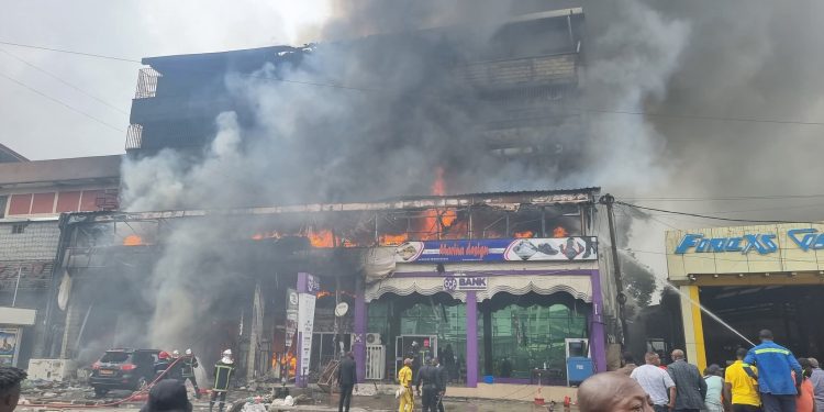 Douala : imprudence d’un commerçant chinois, plus de 20 commerces réduits en cendres à Akwa
