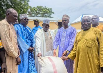 Cavaye Yeguie Djibril distribue 3 000 sacs de céréales à Tokombéré