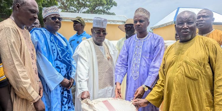 Cavaye Yeguie Djibril distribue 3 000 sacs de céréales à Tokombéré