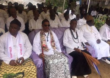Les notables Boneleke sonnent la charge contre le gouverneur et le « sacre » de « King Akwa »