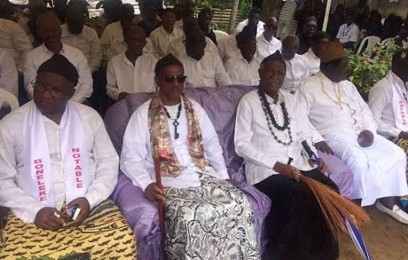 Les notables Boneleke sonnent la charge contre le gouverneur et le « sacre » de « King Akwa »
