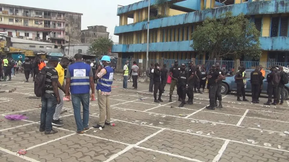 Les forces de police calment des manifestants à Douala