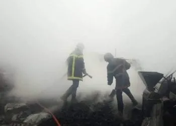 Intervention des sapeurs pompiers pour éteindre le feu au marché des vivres de Bamenda en feu