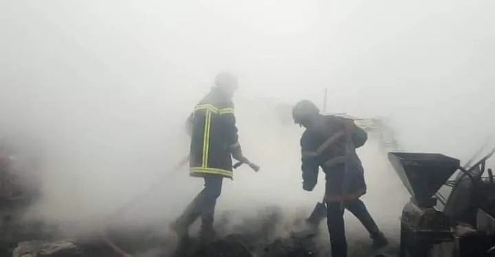 Intervention des sapeurs pompiers pour éteindre le feu au marché des vivres de Bamenda en feu
