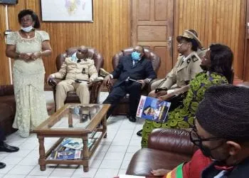 Madame Nalova Lyonga en réunion avec les autorités locales de la ville de Kribi